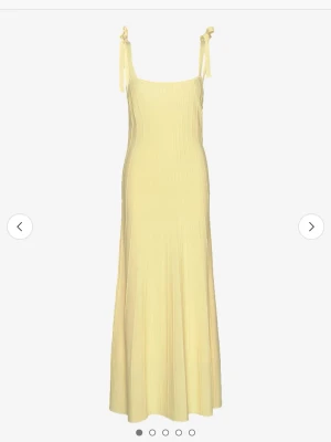 By Malina lillie dress SÖKER - SÖKER den här klänningen från By Malina!!