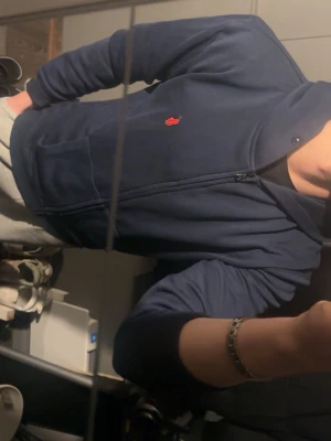 Blå hoodie från Polo Ralph Lauren - Snygg mörkblå hoodie från polo som har använs 1 gång