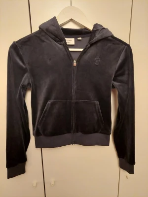Juicy Couture zip hoodie - Juicy Couture zip hoodie stl.10/11 år (eller som XXXS) i marinblå. Mjuk och skönt material. Ej använd.