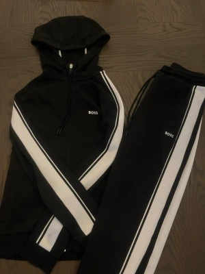 Hugo Boss dress - Säljer en Svart hugo boss dress. Säljer för jag aldrig använt den! Mycket bra skick!!