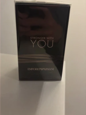 Stronger With You EdT 50ml - Emporio Armani Stronger With You är en Eau de Toilette på 50 ml. Snygg och modern doft i en stilren förpackning, perfekt för dig som vill sticka ut med en ikonisk signatur från Armani.inte öppnad än så helt ny
