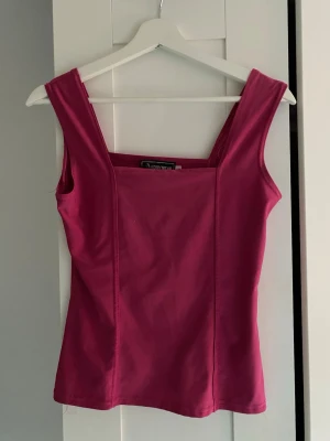 Rosa topp  - Snygg topp från bodywear. I polyester och storlek S. Perfekt under en kofta knappt använd🫶🏼