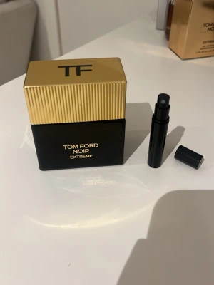 Tom Ford Noir Extreme - Unik och god doft med mörka toner.  Säljer bara 3ml samples av denna. 