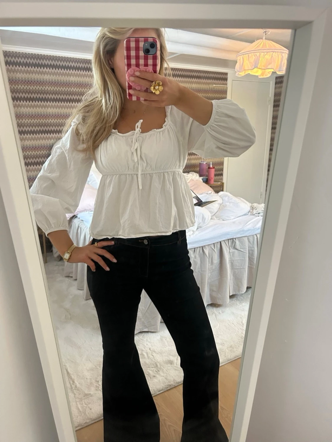 Vit blus med knyt och puffärm - 1