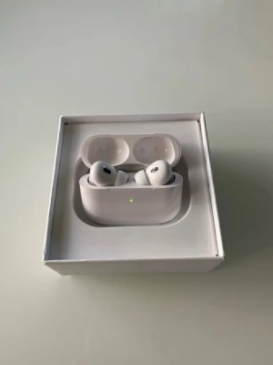 AirPods Pro 2 (2022) + mystery gift 🎁 - MYSTERY GIFT INGÅR VID KÖP ÖVER 900!Säljer nu mina AirPods Pro 2 som jag fick i födelsedagspresent i somras. Tyckte inte dem var så bekväma då jag föredrar over ear hörlurar. Garanti finns och gäller till augusti 2027 serienummer stämmer och man kan dubbelkolla detta via denna länk https://checkcoverage.apple.com/coverage?locale=sv_SE (F4jx6f72d3) jag har knappt använt dom och rensar ut på rummet pga att jag behöver pengar snabbt. Jag skickar inom 24 timmar och svarar alltid snabbt ✅