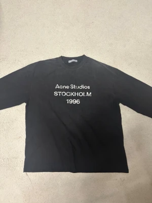 Acnestudios långarmad tröja - Acnestudios långarmad tröja i storlek S, skick är bra inga fläckar eller skador. Passar längd 180 och passform är baggy, kommer med kvitto och tag, skriv om du har någon fundering 