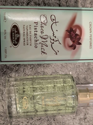 Choco Musk Pistachio EdP 50ml - Upptäck Choco Musk Pistachio från Al-Rehab – en Eau de Parfum med 50 ml volym och 80% koncentration. Perfekt för dig som vill sticka ut med en unik och modern doftprofil.