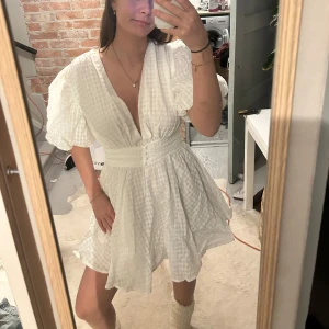 Vit kortklänning med puffärmar - Säljer denna som jag EJ använde på studenten!! Super fin från showpo. Prislappen är kvar. Köpt för ish 700 me frakt osv!!!! 