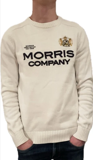 Morris tröja - Ny morris tröja Vit färg med snyggt broderat tryck på bröstet Storlek S, normal i passformen. Jag på bild är 180cm Kom gärna med prisförslag och var inte rädd för att ställe frågor!