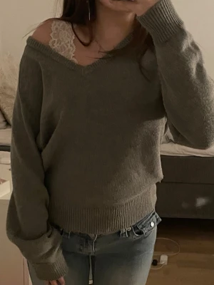 Grå stickad tröja Gina Tricot XS - Mysig grå stickad tröja från Gina Tricot i storlek XS. Tröjan har v-ringad hals, ribbade muddar och lång ärm. Perfekt till höst och vinter för en chill och avslappnad look. Passar dig som gillar basic men ändå vill ha något snyggt och bekvämt. 