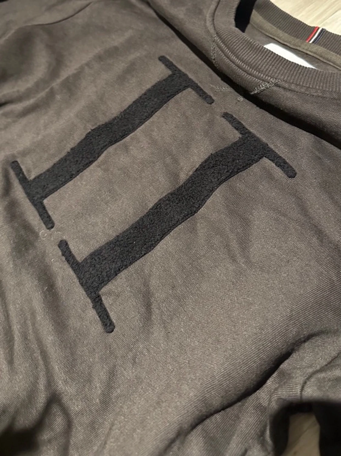 Mörkgrå sweatshirt från Les Deux - 3