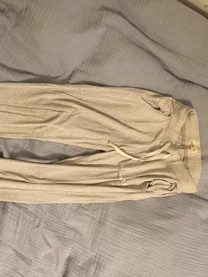 Beige mjukisbyxor från Hollister  - Jättesköna mysiga byxor från hollister. skriv om ni undrar om något 💕