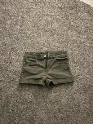 Mörkgröna jeans shorts  - Snygga mörkgröna jeans shorts från hm i storlek 140 men passar i midjemått 30-32 cm! (Har tyvärr ingen bild på där de är för små) 