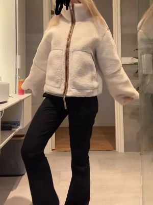 teddyjacka - sparsamt använd. skriv för mer bilder💗