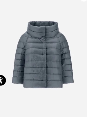 Herno jacka - Jättefin herno jacka i storlek 42it, motsvarar small. Säljer då den inte kommer till användning längre, kan tänka mig att byta mot en annan herno jacka💞