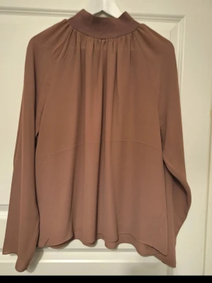 Blus med hög hals Wera - Superfin blus i syrenlila.  Hög hals. Märket är Wera inköpt på Åhlens. Stl 40 endast provade 