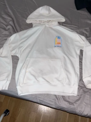 Casablanca hoodie - En stilig vit hoodie från casablanca med stort uttryck märke på baksidan och en liten uttryck på framsidan!