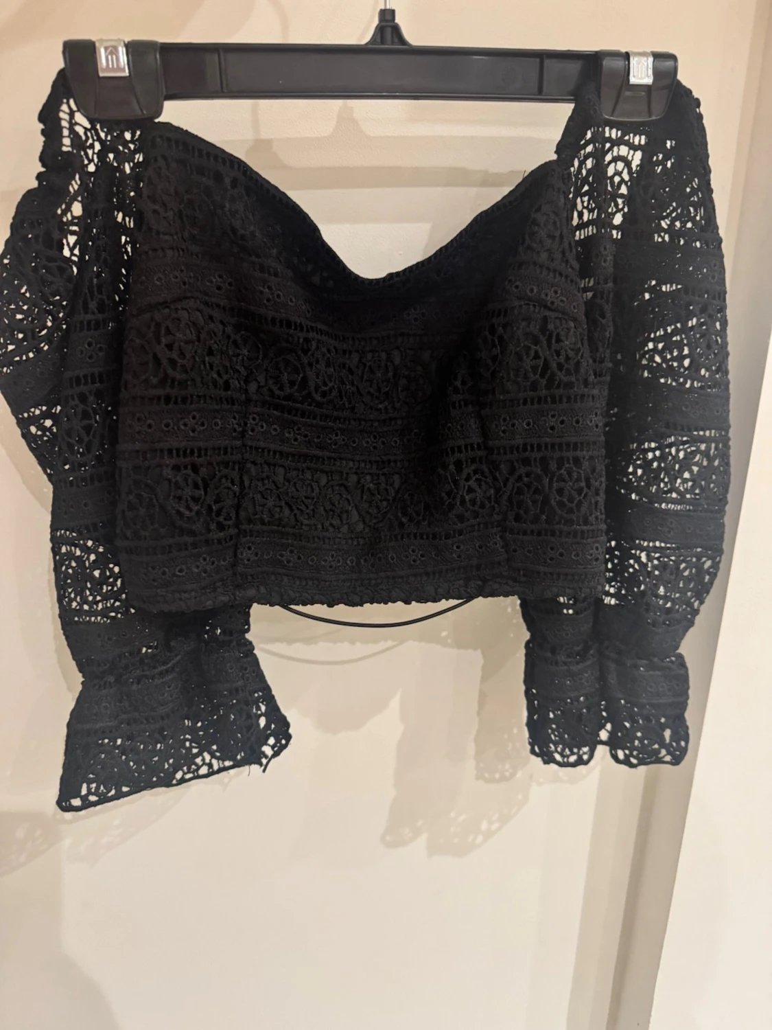 Svart offshoulder spetsblus