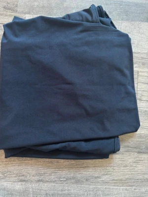 Marinblå satin skal - Snygg marinblå satin sjal 