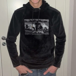 Limitato hoodie - Limitato hoodie, riktigt fin o fint skick. Passar folk mellan 165-180 typ. Den är välvårdad och inga skador. Hör av er för mer info och bilder. Priset är inte hugget i sten