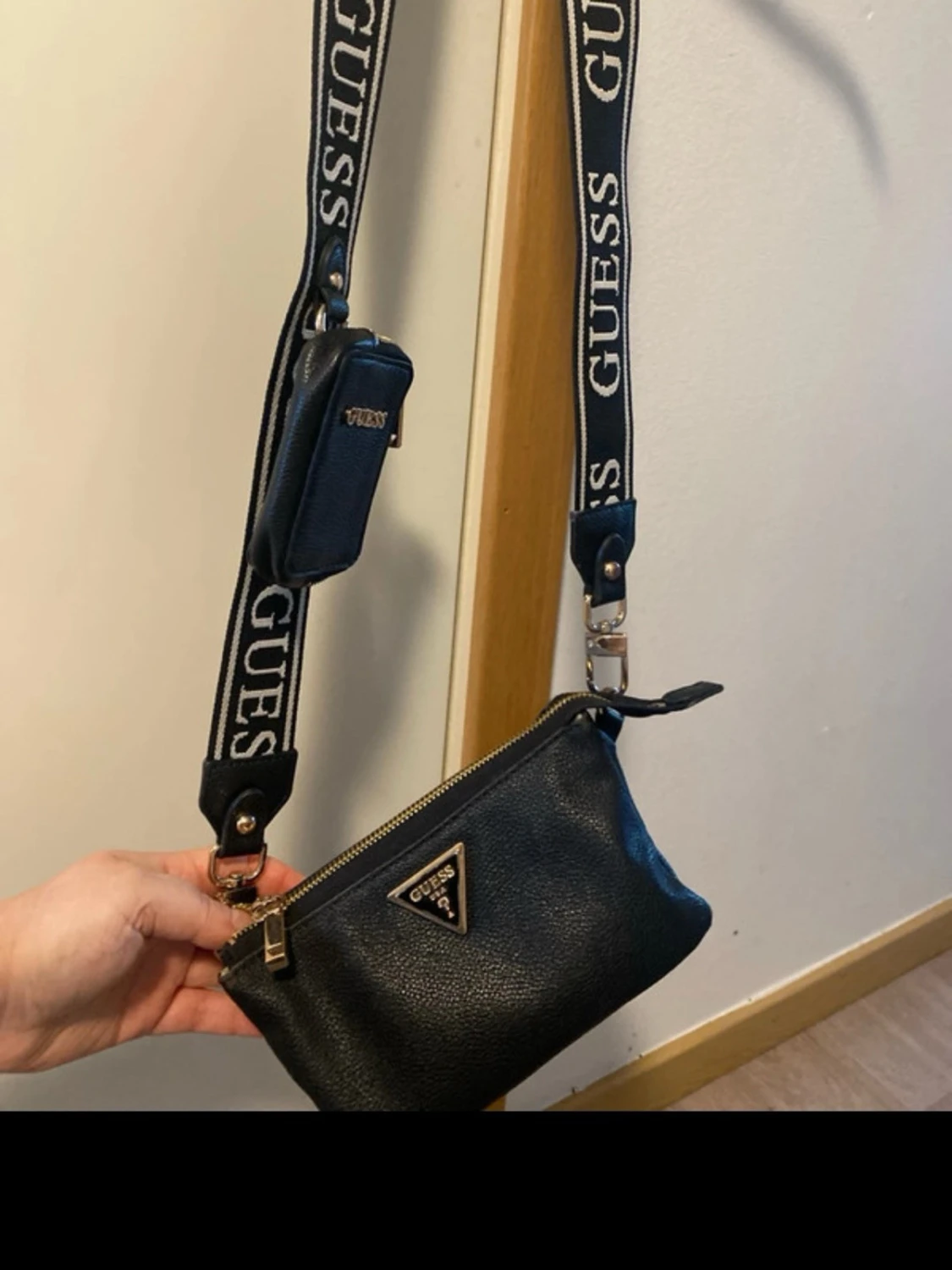 Svart axelväska från Guess med logorem - 2