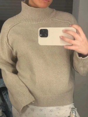 Beige polotröja från H&M -  beige polotröja från H&M 🩷