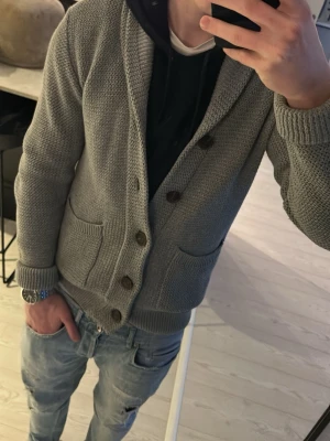 Grå stickad kofta från Selected - Tjena säljer ni denna riktigt schyssta koftan från selected homme, utmärkt för lager på lager outfits. Jag är 183cm o väger ish 68kg. Hör av er vid minsta fundering mvh//degge