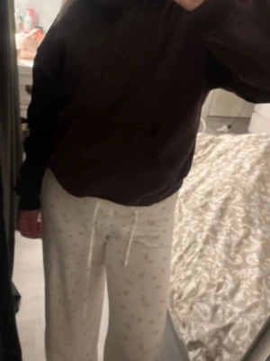 Mörkbrun hoodie med huva - Säljer en enkel och skön mörkbrun hoodie med huva och känguruficka framtill. Perfekt för chill dagar och passar till det mesta. Tröjan har en loose passform och är långärmad.