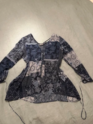 Transparent blus  - Unik lite genomskinlig blus med knappar 