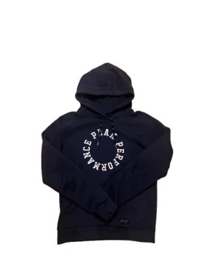 hoodie från Peak Performance i marinblått - Snygg peakpreformens hoodie i marinblått. Passar perfekt tycker jag 