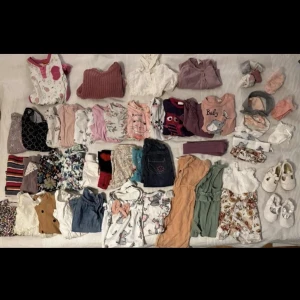 Klädpaket flicka stl 62-68 - Allt helt och rent i fint skick