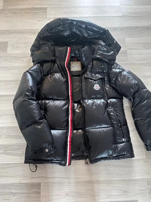 Svart Moncler pufferjacka med huva - ~Moncler jacka| storlek:S| Färg:Svart| Skick: mycket bra skick 9/10| nypris:7999kr| Hör av er vid minsta fundering 🤔Lämna gärna prisförslag~