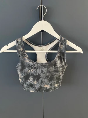 Sport-bh  - Sport-bh från lager 157. Mycket bra skick och nästan aldrig använd! Inlägg finns i.