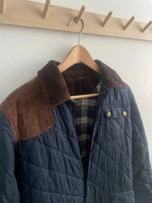 Ralph Lauren ”Safari Jacka”  - Tja! Säljer denna sjukt feta Ralph Lauren jackan nu när jag rensar garderoben. Unik design, skön passform och i bra skick! || Storlek: M || Tveka inte på att höra av dig vid frågor, prisförslag eller annat! 🙌