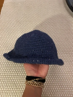 Virkad hatt - Supercool virkad hatt! Gjord för hand. Passar för lite större huvud.