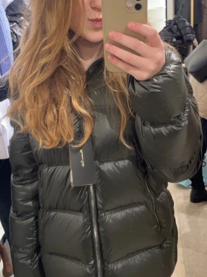 Massimo Dutti jacka - Säljer min jättefina svarta Massimo dutti jacka eftersom den tyvärr inte kommer till användning längre. Haft på mig några gånger men i väldigt fint skick