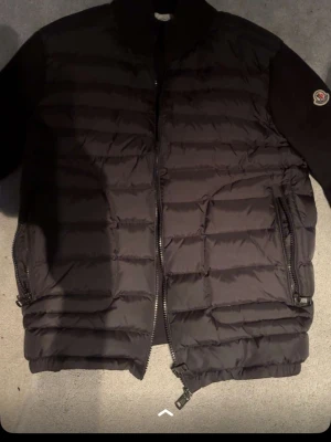 Svart moncler cardigan  - Moncler cardigan i färgen svart den är i storleken L men passar M