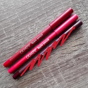 Tre röda Colourpop Lippie Pencils - Lippie Pencils från Colourpop i färgerna Full Speed och Bossy. De går att vässa i en pennvässare. Aldrig använts, bara blivit swatchade på armen. Säljs separat för 30 kr, 55 kr för 2. Betalas med swish, köparen betalar för frimärket
