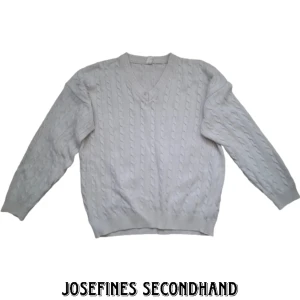 Krämvit stickad tröja  - Mjuk stickad vit tröja. Den har två små fläckar vid kragen med det syns knappt och är i övrigt i bra kvalité. Använd gärna prisförslag/köp nu funktionen 