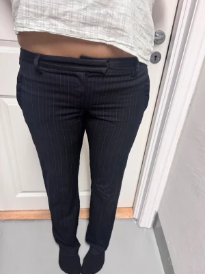 Lowwaist kostymbyxor  - Säljer mina lågmidjade, svart-randiga kostymbyxor från Massimo dutti i storlek 40, mer som 38 dock. 
