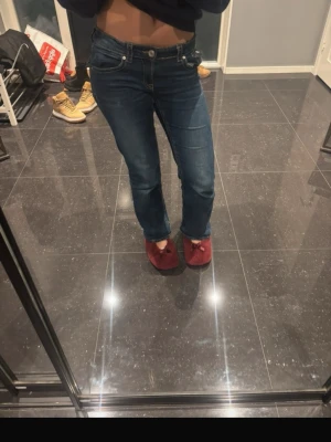 Blå bootcut jeans med låg midja - Säljer ett par klassiska blå jeans med bootcut och låg midja. Riktigt snygga! Får alltid komplimanger av dessa jeans. Den är ifrån Gina Young. Storlek 164 men passar xs/s. Pris kan diskuteras! 