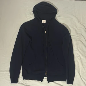 John Henric Kashmir zip-hoodie - Säljer denna schyssta hoodie från John Henric 100% Kashmir, ett otroligt material. Slim passform. Liten defekt i form av ett minimalt hål i mudden, därav priset, men märks inte över huvud taget! Hör av dig vid bud eller frågor!