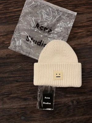 Acne Studios mössa  - Säljer min mössa från acne studios, skriv vid frågor, priset är förhandlingsbart vid snabb affär och kan skicka direkt efter köpet 😊  Passar både män och kvinnor 😃