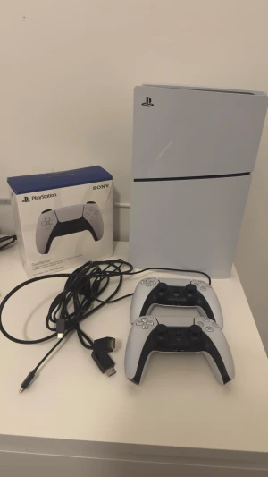 PS5 Digital Edition (1TB) + extra handkontroll  - Säljer mitt PS5 då jag inte har tid för det.  Den har använts väldigt få par gånger.   Alla original kablar följs med.  En extra handkontroll följs med.                         Extra handkontrollen finns i förpackningen.  Nypris PS5 Digital Edition (825GB) ca 5999kr Nypris PS5 handkontroll (Dualsense) ca 899kr  Tveka inte att kontakta om du har funderingar eller vill ha fler bilder☺️