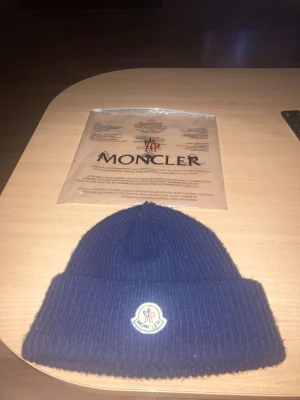 Moncler Mössa - Säljer nu min Moncler Mössa den är begagnad! Kommer med en snabb affär! Byter också!