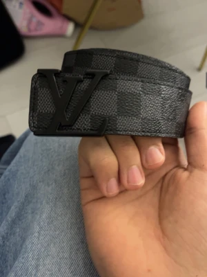 Svart bälte - 115cm, aldrig använd,pris kan diskuteras