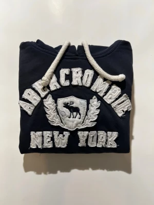 Abercrombie & Fitch hoodie  - Säljer denna riktigt schyssta Abercrombie & Fitch hoodien! | Skicket är riktigt bra. | Storlek S men sitter som XS. | Om ni har funderingar är det bara att skriva! Pris kan också diskuteras.🤝