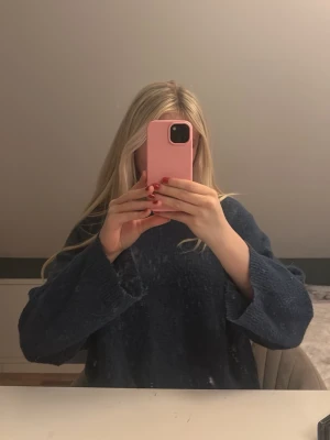 Mörkblå oversized stickad tröja - Mysig mörkblå stickad tröja med oversized passform och breda ärmar. Perfekt för kalla dagar när du vill ha något riktigt bekvämt och stilrent. Passar lika bra till jeans som till mjukisbyxor.