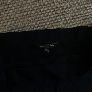 Svart offshoulder topp Massimo Dutti - Säljer en svart offshoulder topp från Massimo Dutti i storlek XS, sååå fin och skön 