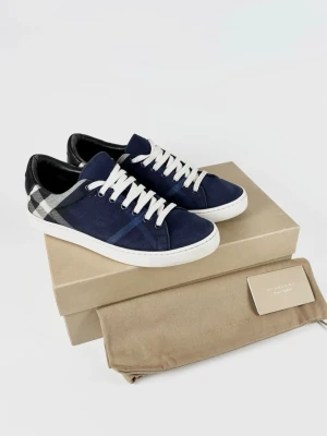 Burberry checked skor - | Säljer ett par Burberry checked sneakers i riktigt bra använt skick | Storlek: 41 | Box & burberrykort ingår | Hör av dig vid frågor eller funderingar